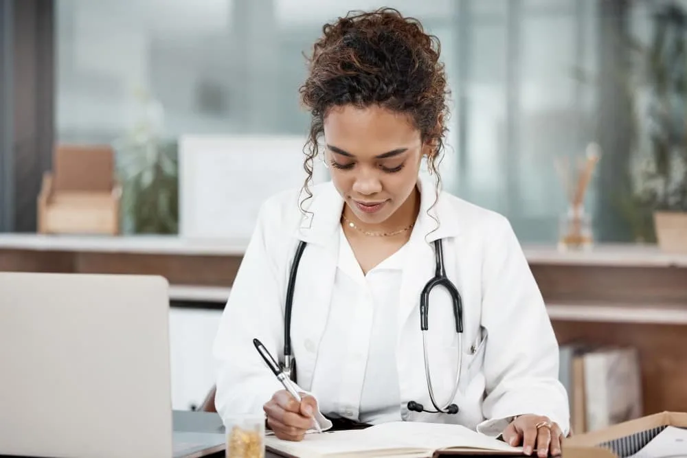 Femme medecin qui ecrit