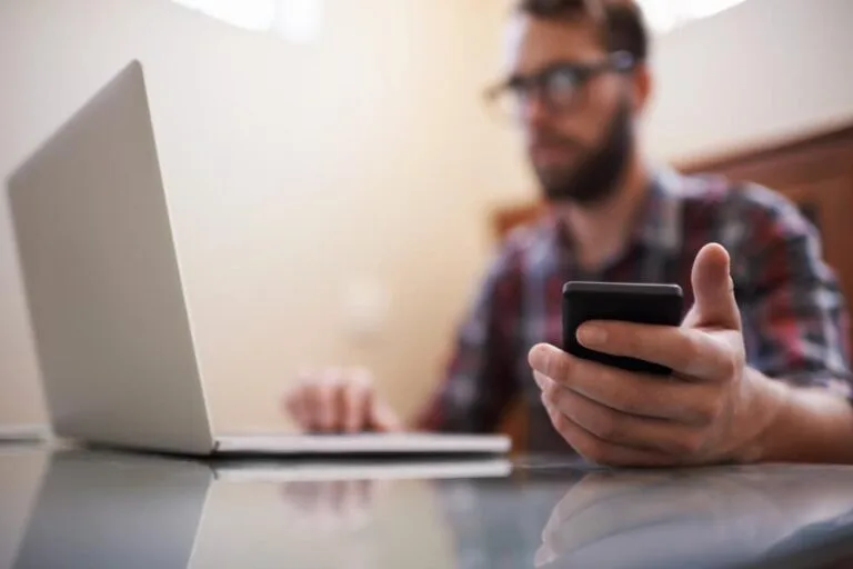 Homme devant laptop veut se connecter a cacentrest