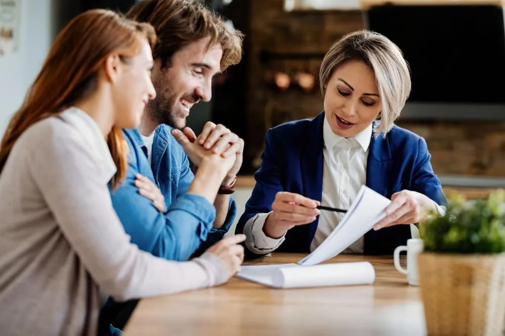 Agent immobilier et jeune couple
