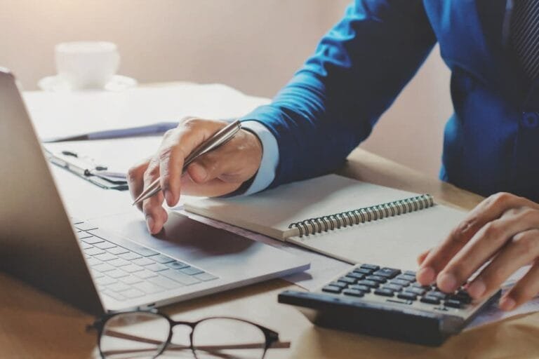 Comptable travaillant dans le bureau