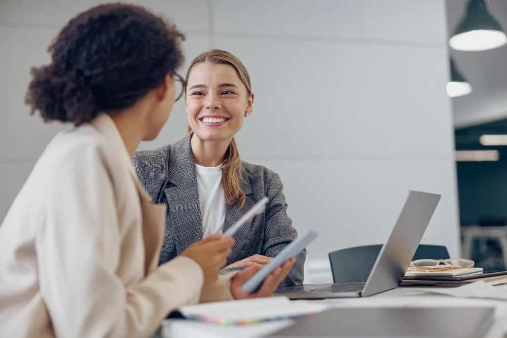 De jeunes collègues utilisent des gadgets