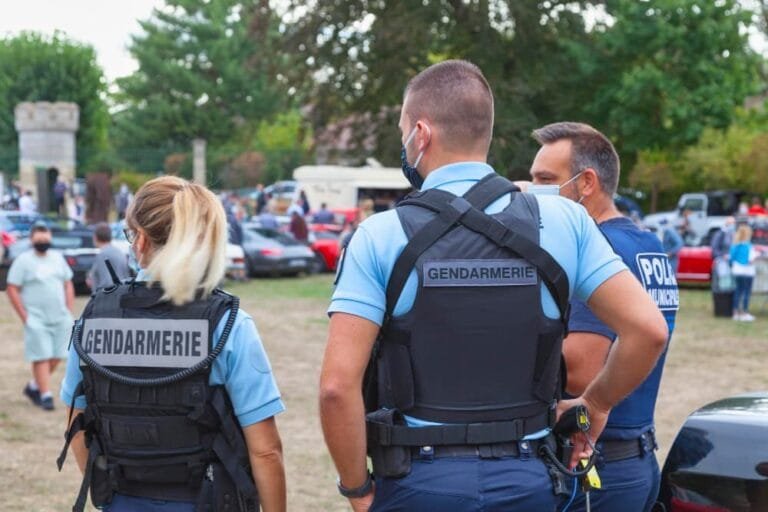 Deux gendarmes et un policier municipal
