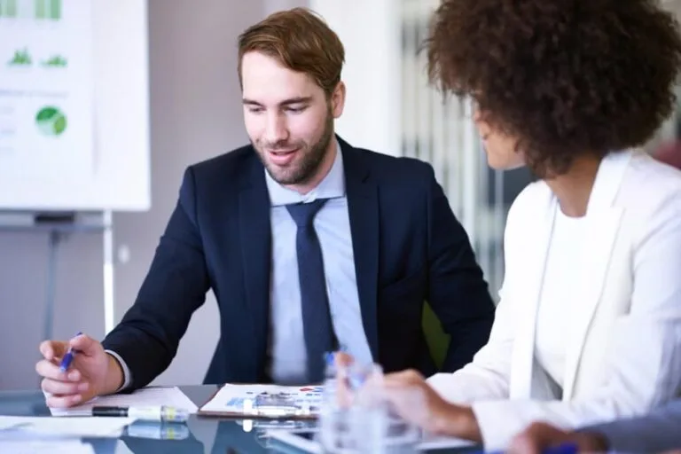 Homme affaires femme noire et équipe en réunion