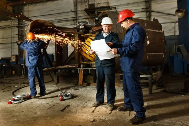 Ingenieur et ouvrier examinent les plans