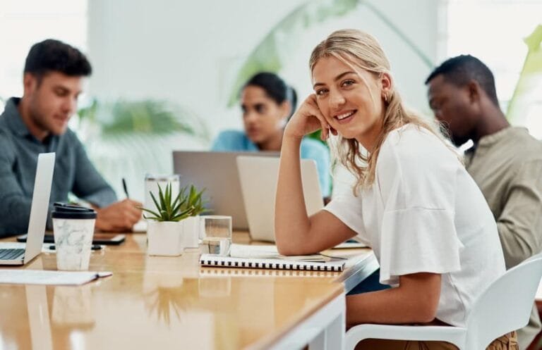 Portrait de femme et heureuse au bureau