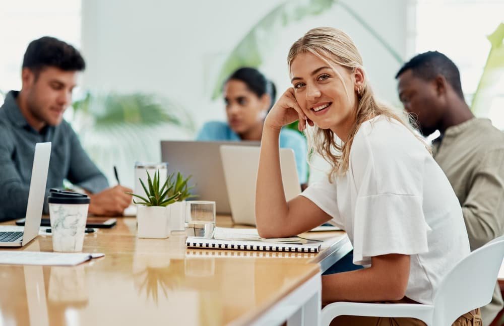 Portrait de femme et heureuse au bureau