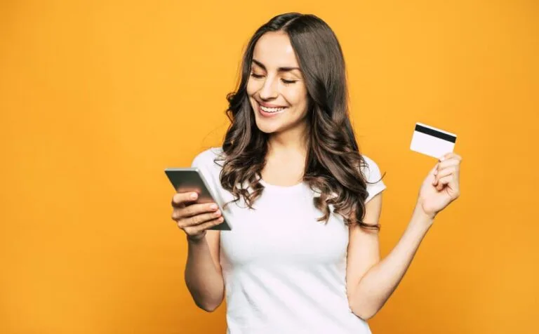 Une fille avec une carte de crédit