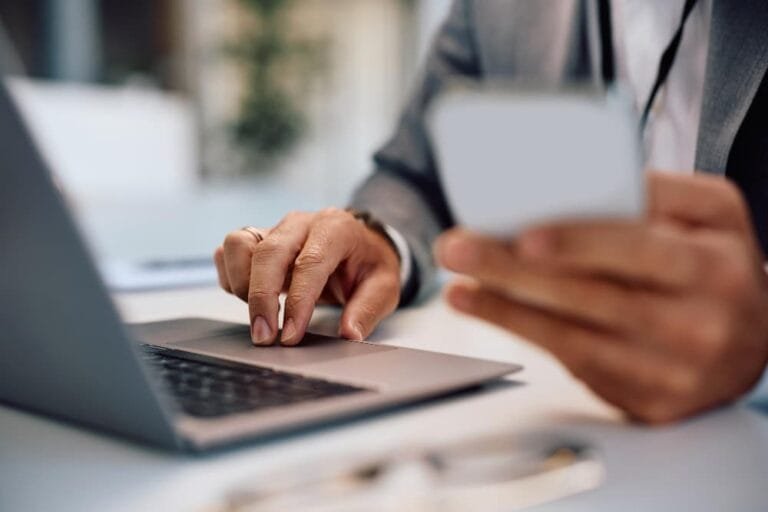 Vue rapprochee homme affaires travaillant