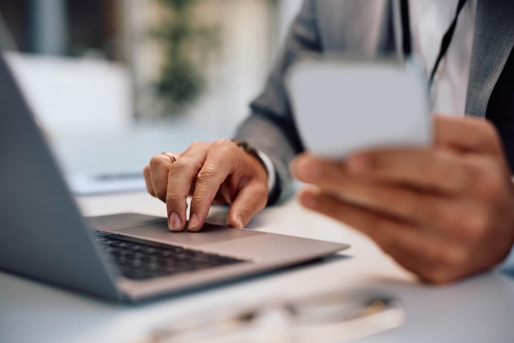 Vue rapprochee homme affaires travaillant