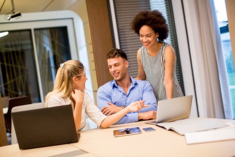 Jeunes gens au bureau