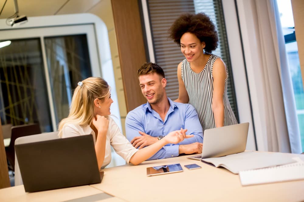 Jeunes gens au bureau
