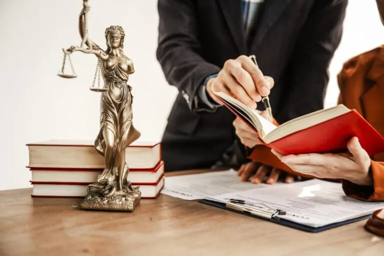 Dans les procédures judiciaires un avocat est utile