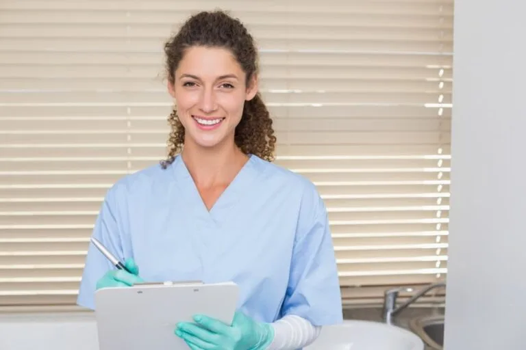 Dentiste en gommage bleu écrit sur le presse papiers