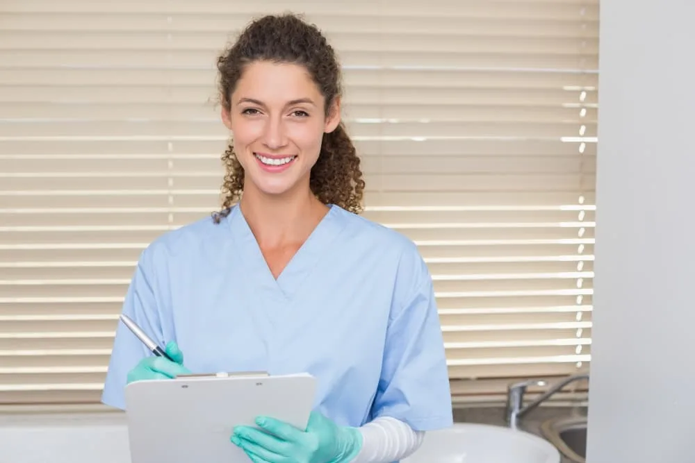 Dentiste en gommage bleu écrit sur le presse papiers