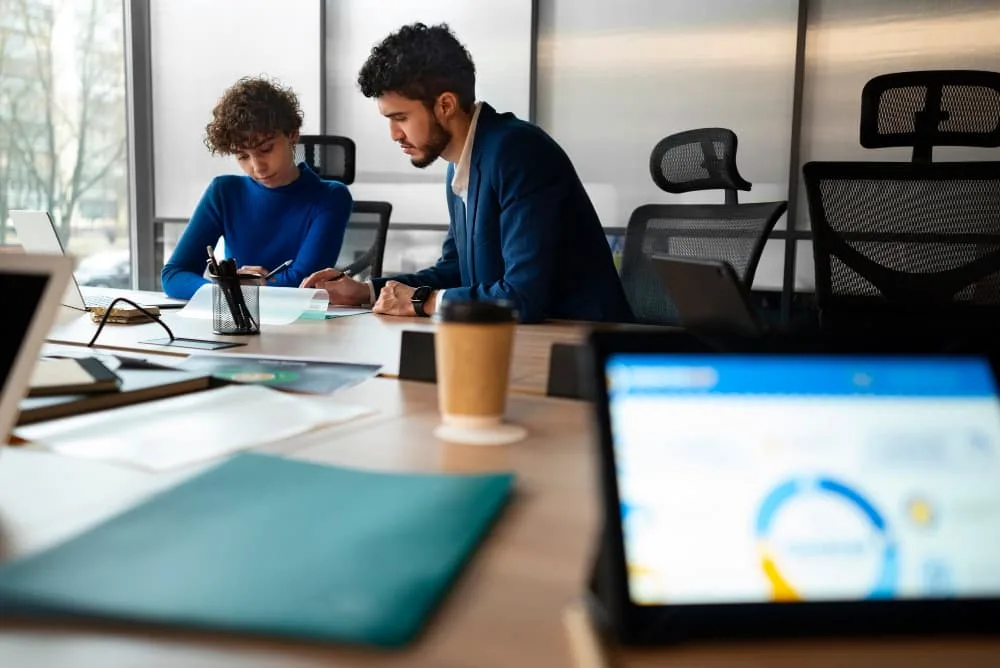 Des gens qui analysent et vérifient des graphiques financiers au bureau