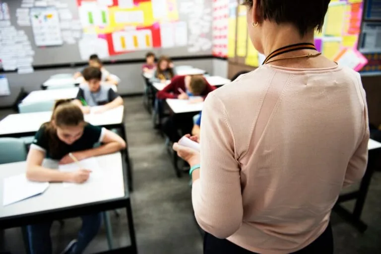 Etudiants faisant examen en classe