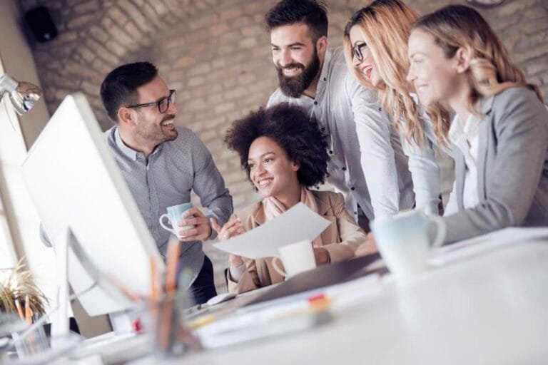 Groupe de jeunes travaillant ensemble