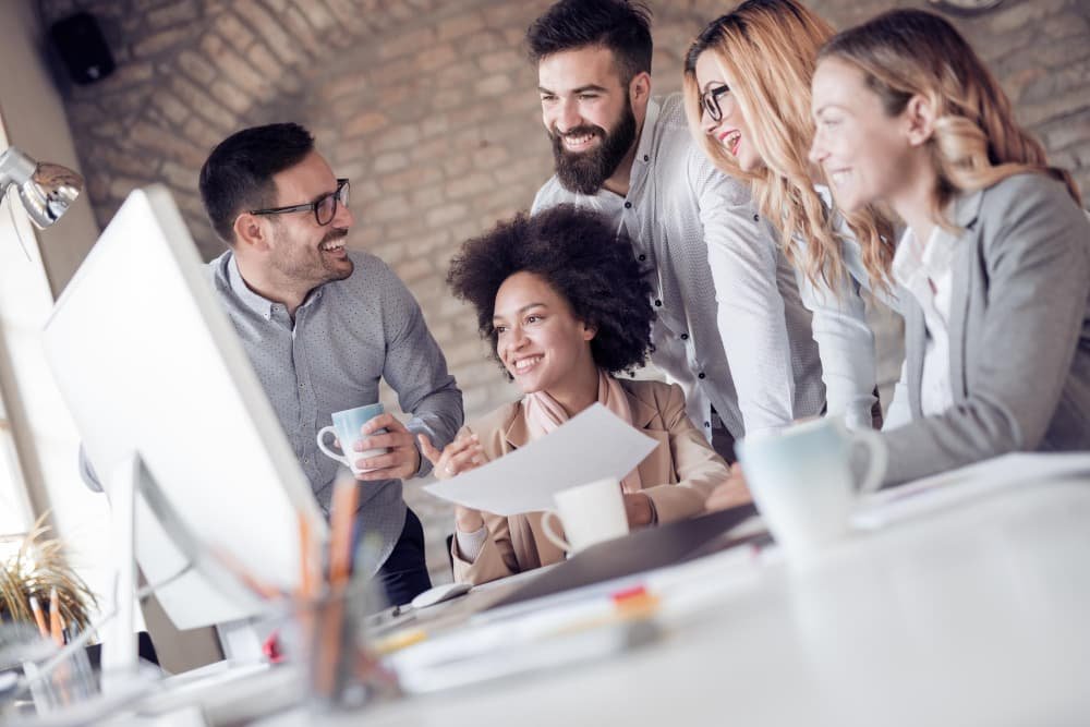 Groupe de jeunes travaillant ensemble