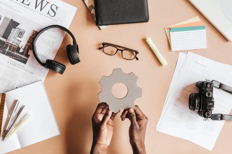 Homme noir tenant un engrenage de paramètres papier