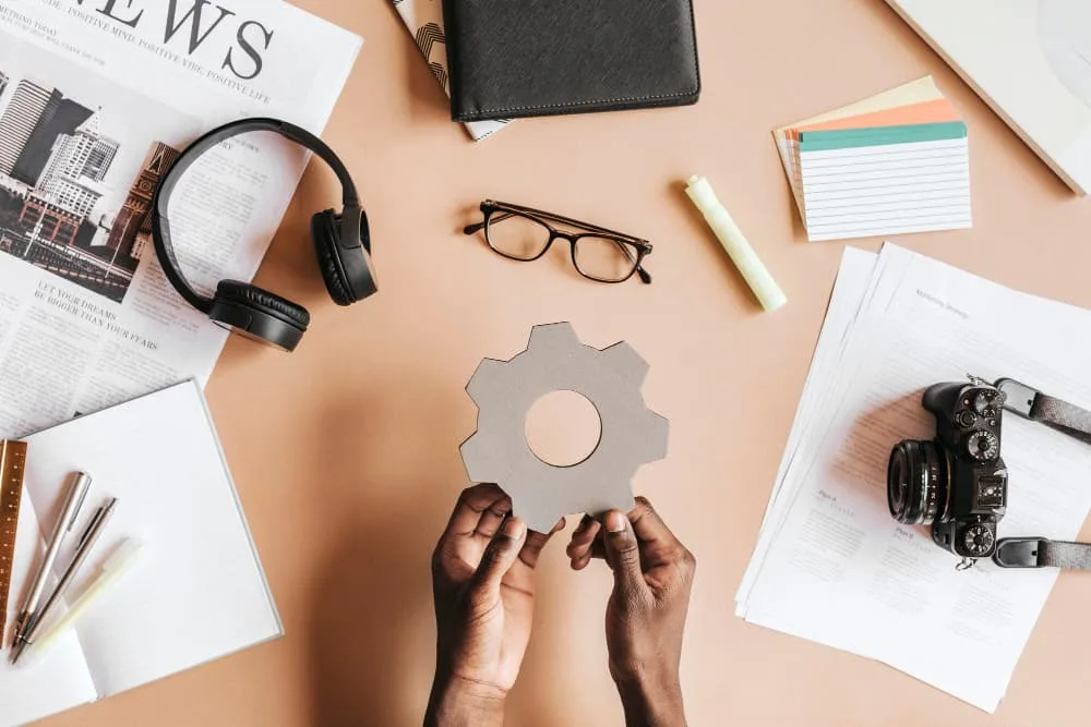 Homme noir tenant un engrenage de paramètres papier