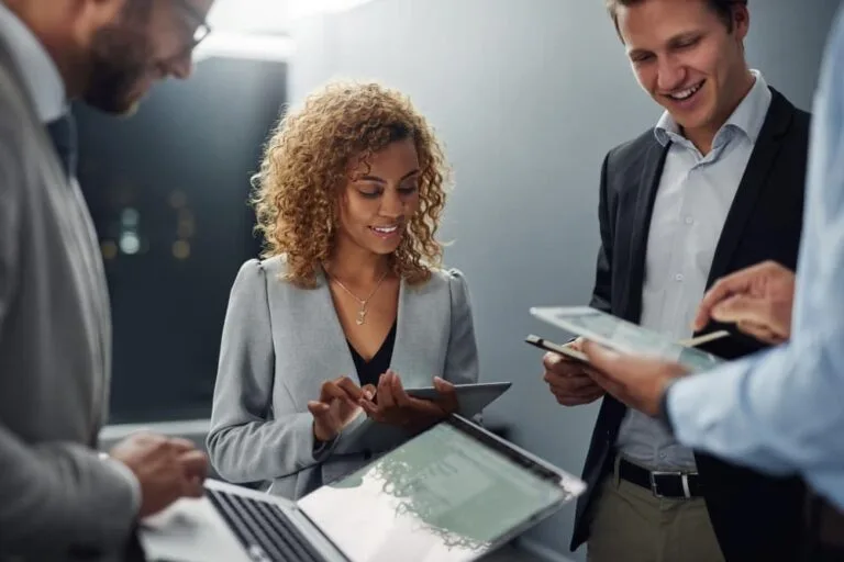 Les gens affaires recherchent et travaillent en équipe