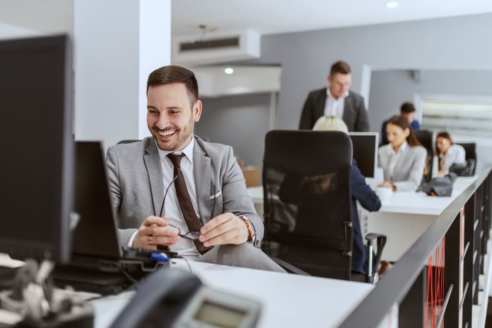 Satisfait motivé souriant homme