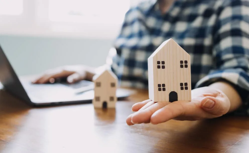 Signature de contrats de vente et assurance de maisons