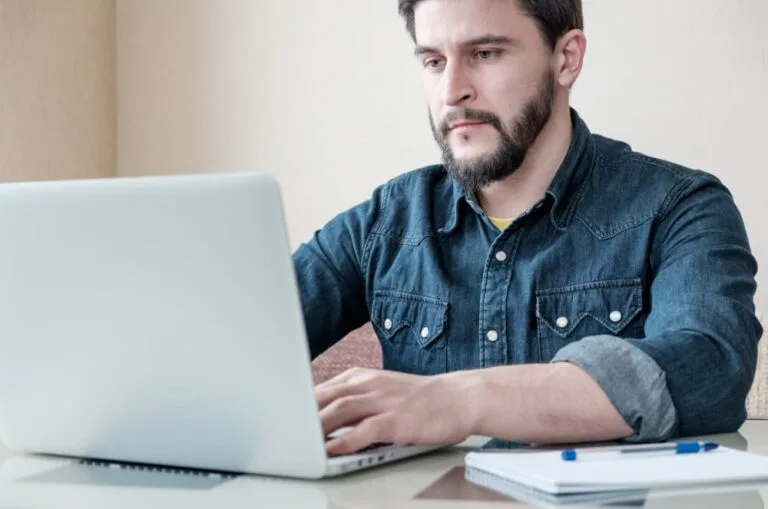 Un homme affaires avec son ordinateur portable