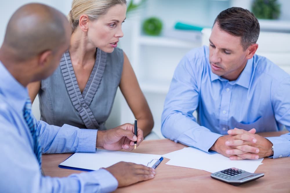 Une équipe affaires réfléchissant ensemble