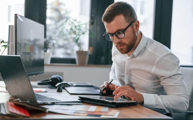 Utiliser la tablette Un homme en vêtements formels