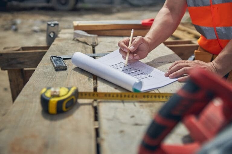 Ngénieur qualifié apportant des modifications au plan