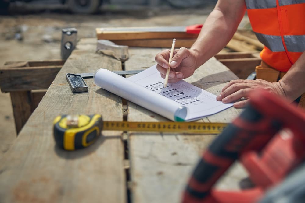 Ngénieur qualifié apportant des modifications au plan