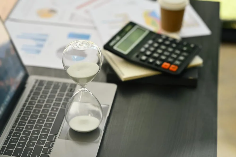 Calculatrice portable à horloge de sable