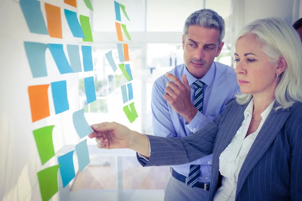 Gens affaires à la recherche sur le mur