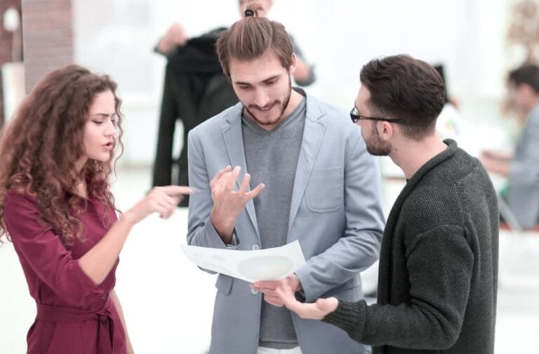 Groupe de personnes discutant de nouvelles propositions