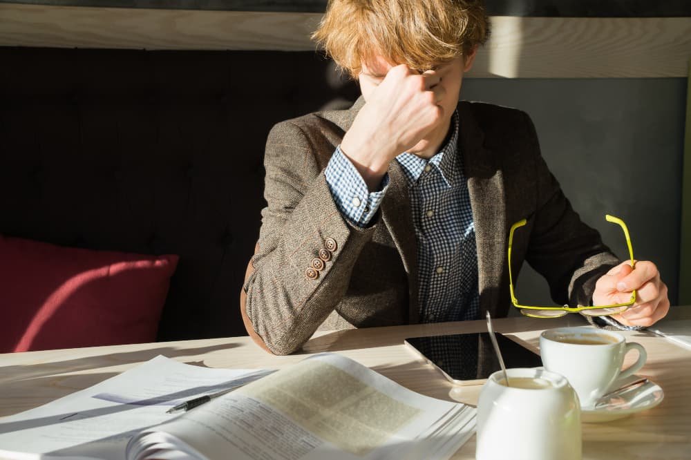 Jeune homme intelligent se repose au travail