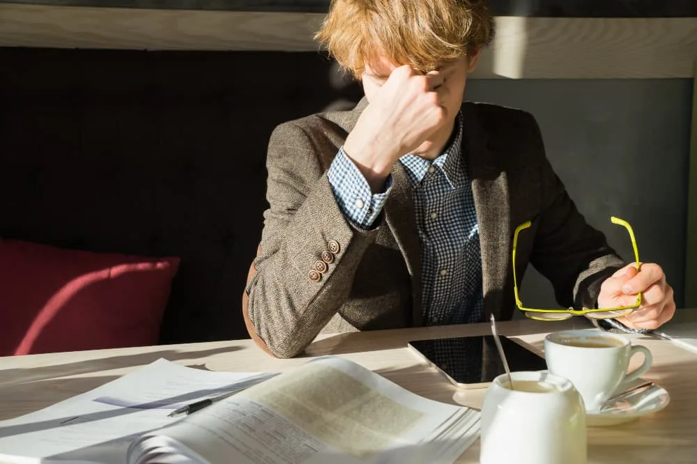 Jeune homme intelligent se repose au travail