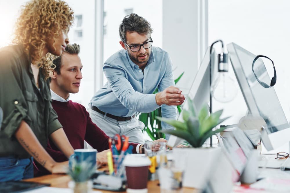 Les gens travaillent ensemble