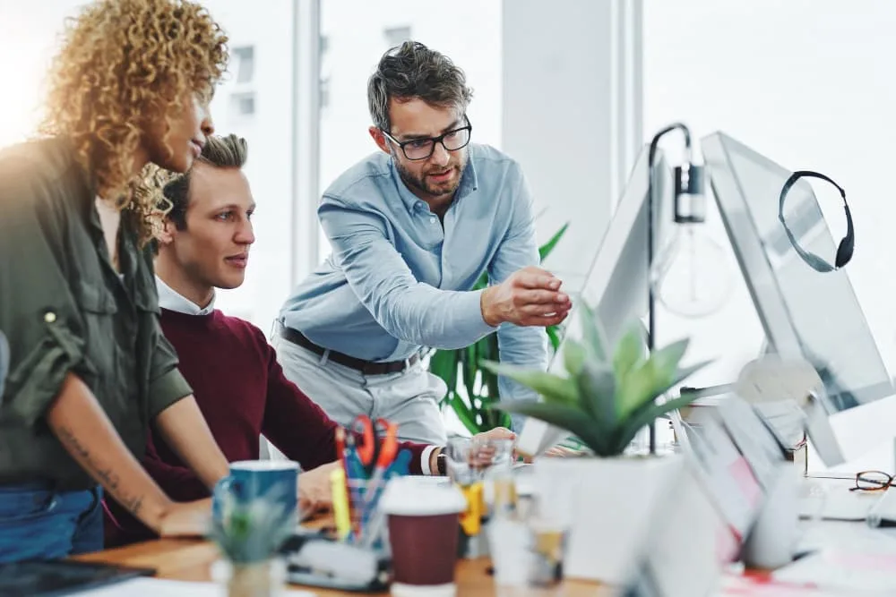 Les gens travaillent ensemble