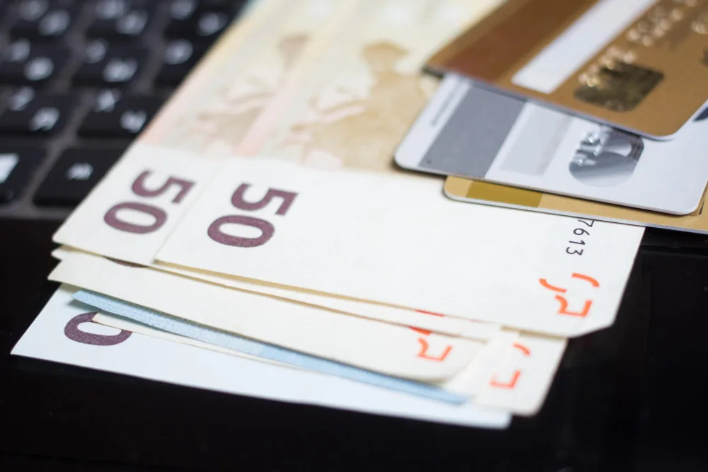 Vue à haut angle de la monnaie papier sur ordinateur portable