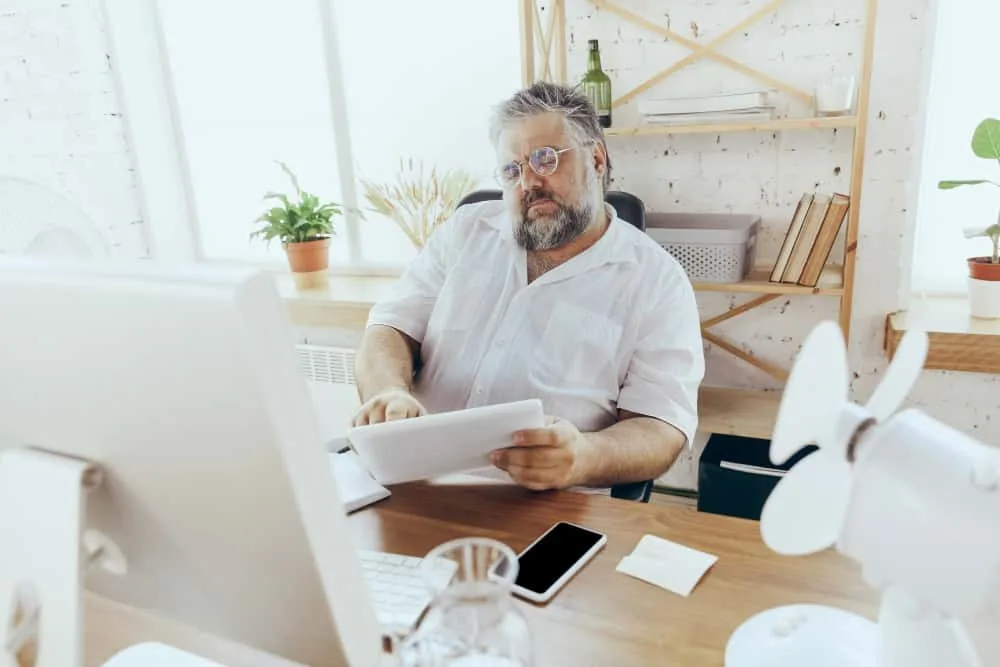 Directeur de bureau avec ordinateur