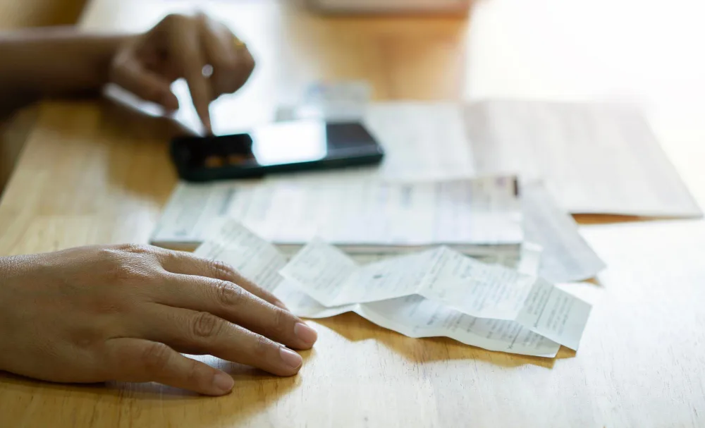 Femme avec des factures