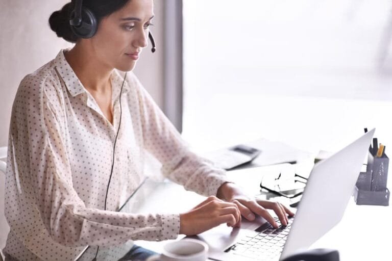 Femme avec casque pour le conseil