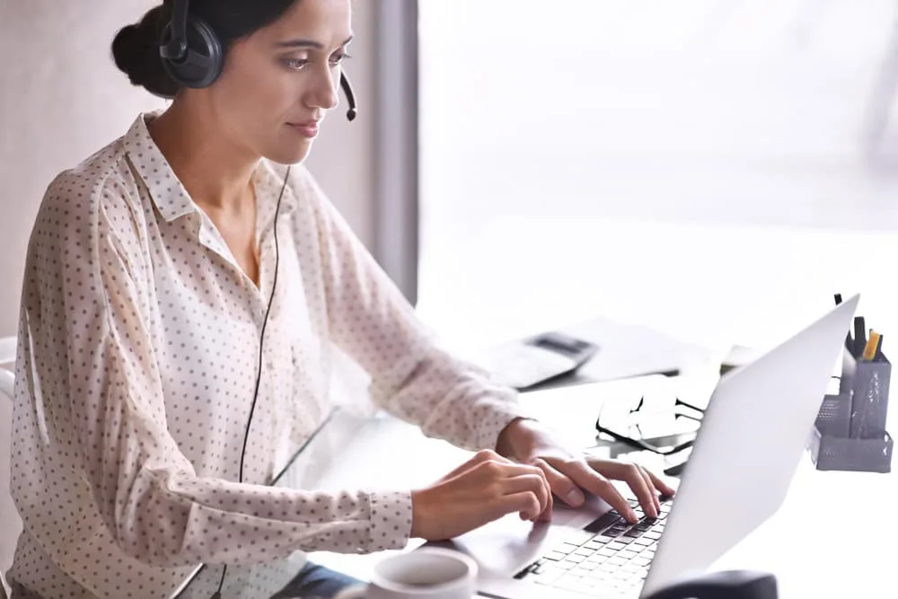 Femme avec casque pour le conseil