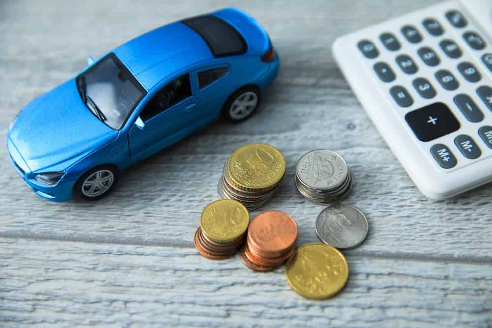 Modèles de voitures avec pièces de monnaie et calculatrice
