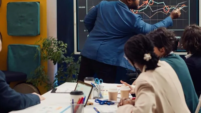 Collegues qui font du développement commercial