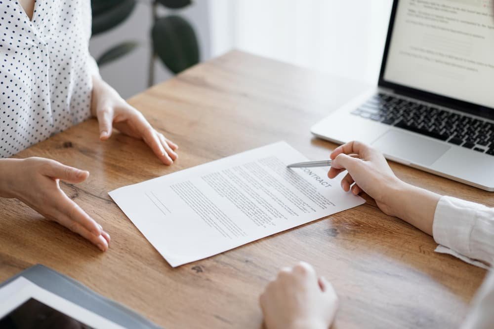 Des hommes affaires discutent de la signature contrat