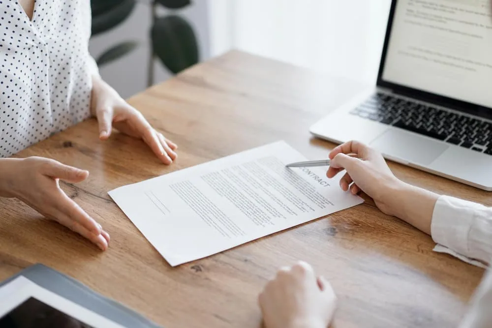 Des hommes affaires discutent de la signature contrat