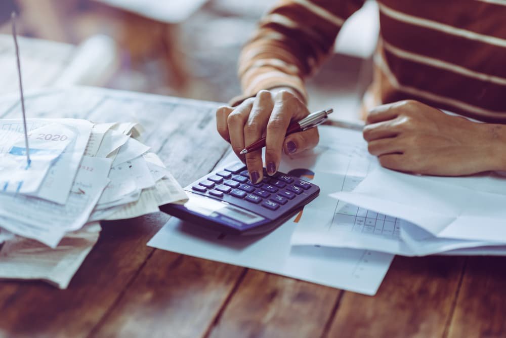 Femme comptant le salaire des finances