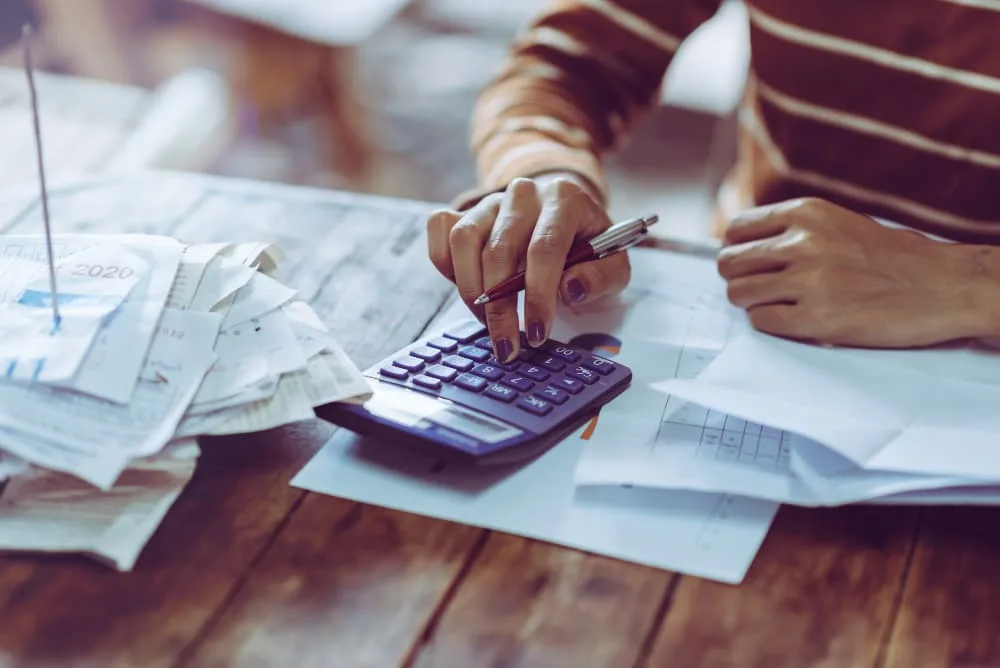 Femme comptant le salaire des finances